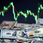 Dollaro ai massimi da un mese: cresce l'attesa per un rialzo dei tassi Fed